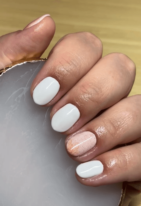 Manucure blanche avec détail nacré